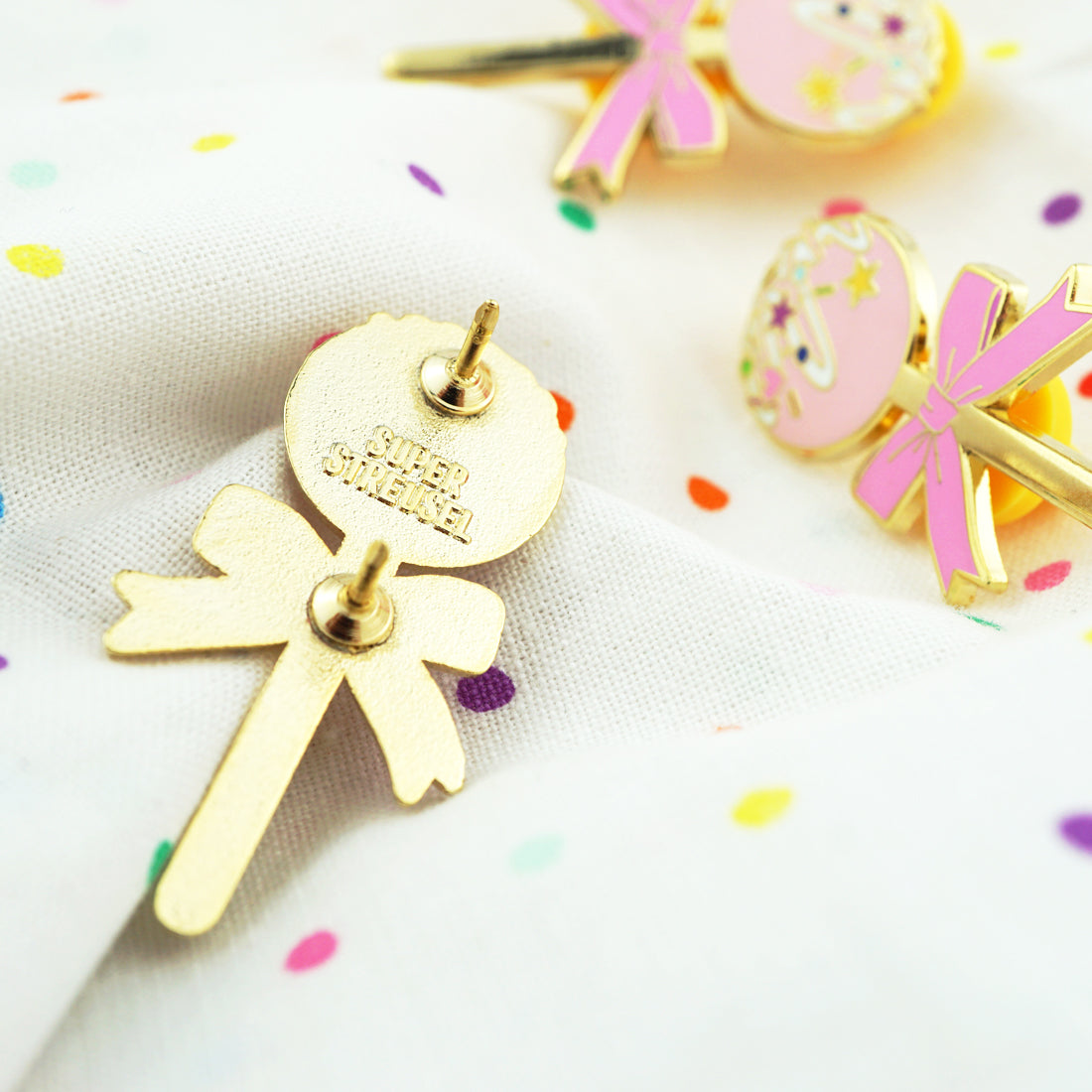 super-streusel-cakepop-pin-emaille-pin-gold image 2