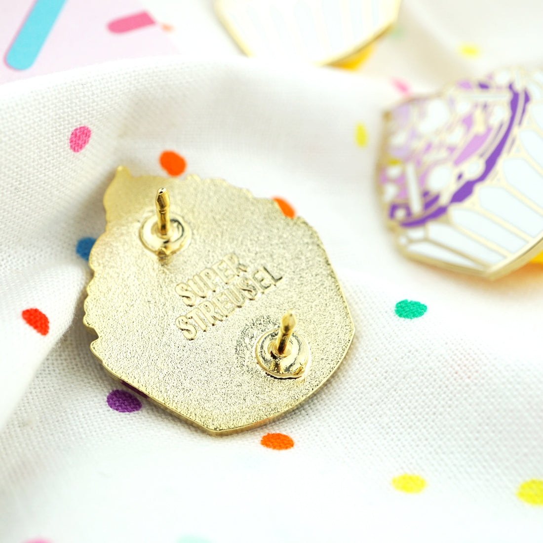 super-streusel-m-dchenkraft-cupcake-pin-emaille-anstecker-f-r-backfans image 2