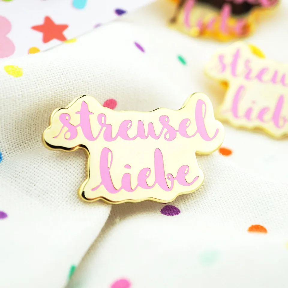 super-streusel-streuselliebe-pin-emaille-pin-gold image 1