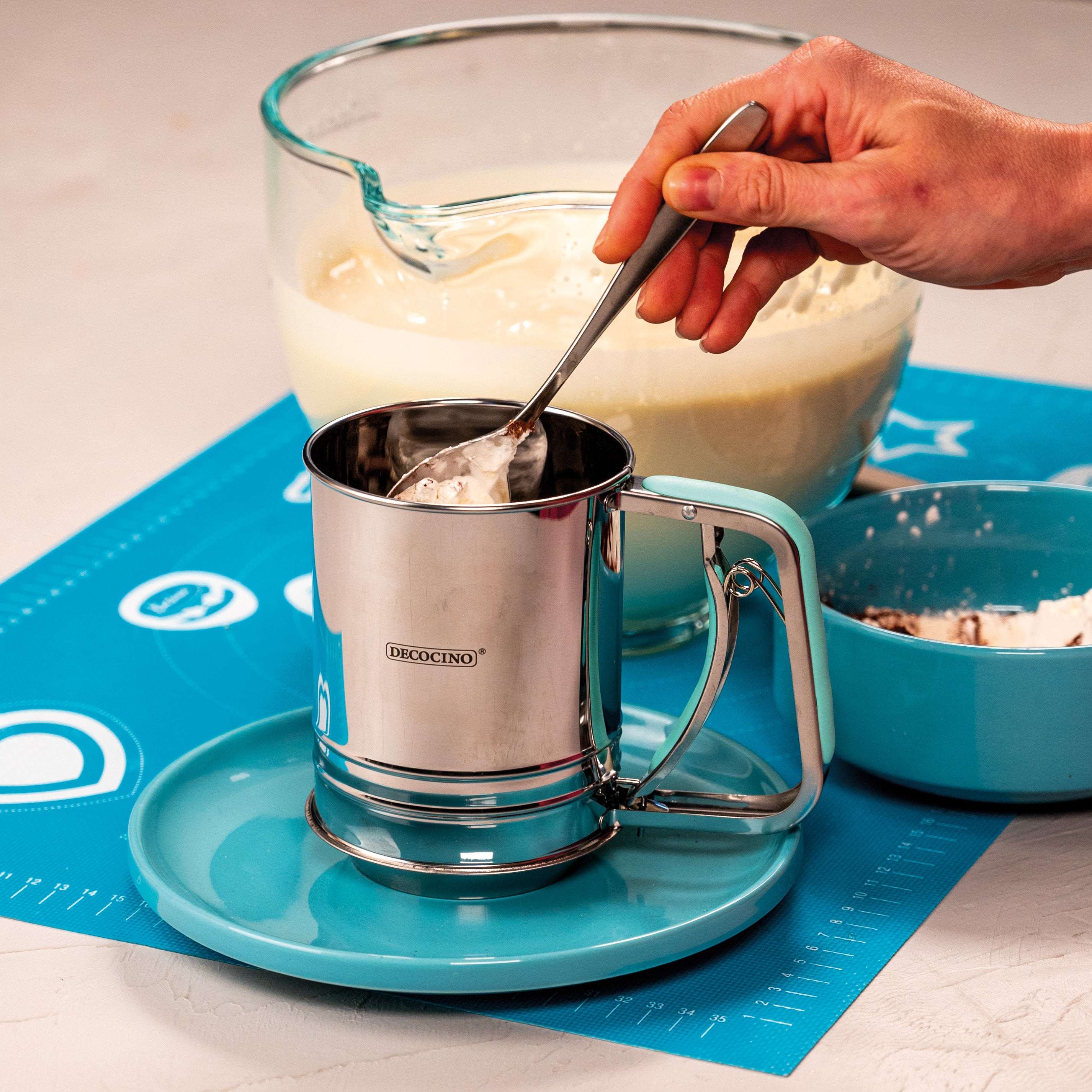 decocino-einhand-mehlsieb-bis-350g-mit-feinmasch-sieb image 2
