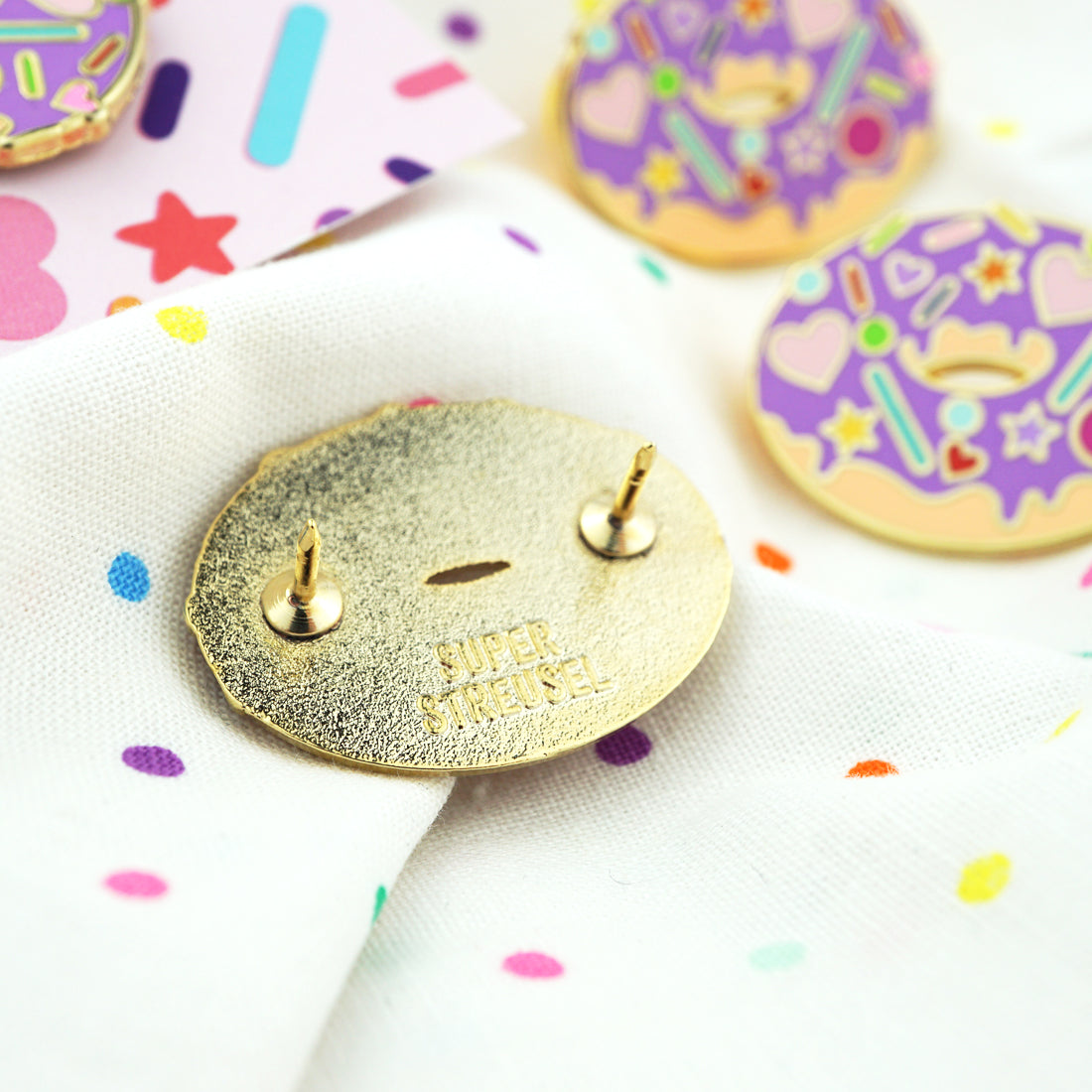 super-streusel-donut-pin-emaille-pin-mit-zuckerglasur image 2