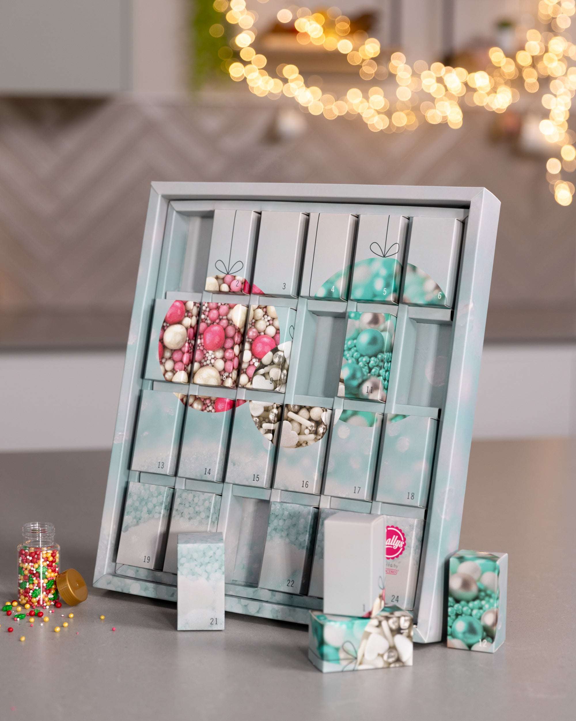 decocino-adventskalender-sally-streusel-939g-limitierte-edition image 2