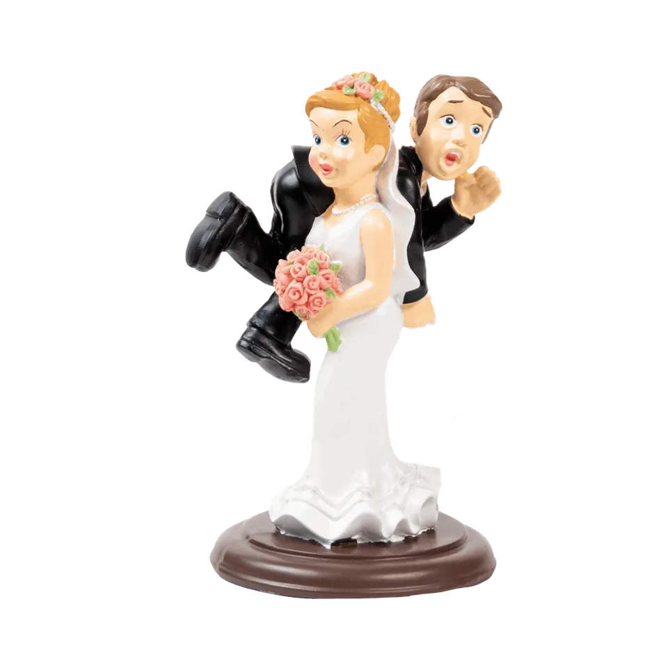 decocino-tortenfigur-brautpaar-huckepack-15-cm-hochzeitstorten-deko-aus-polyresi image 1