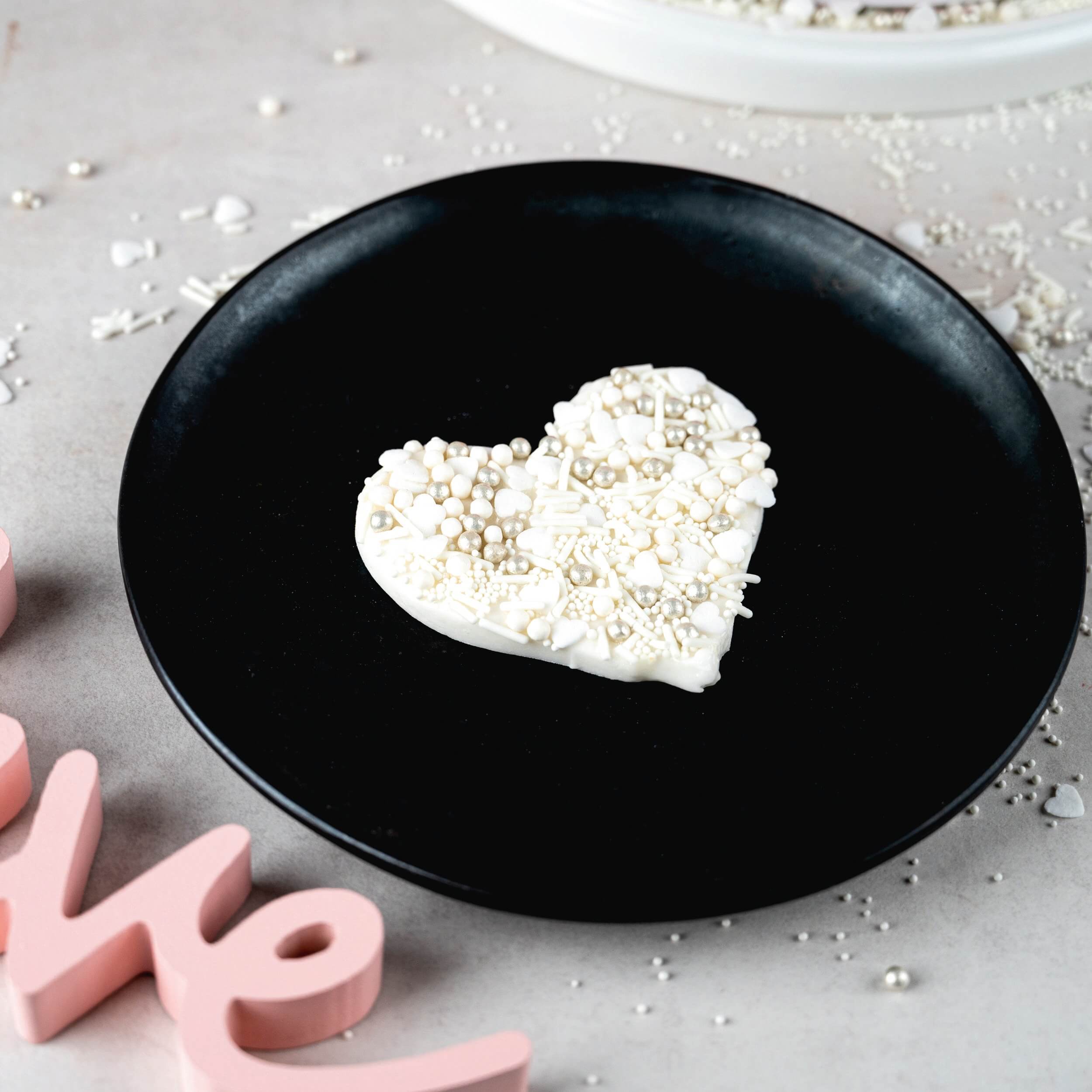 decocino-luxury-love-streusel-mix-im-glas-105g-wei-silber-perlen image 5