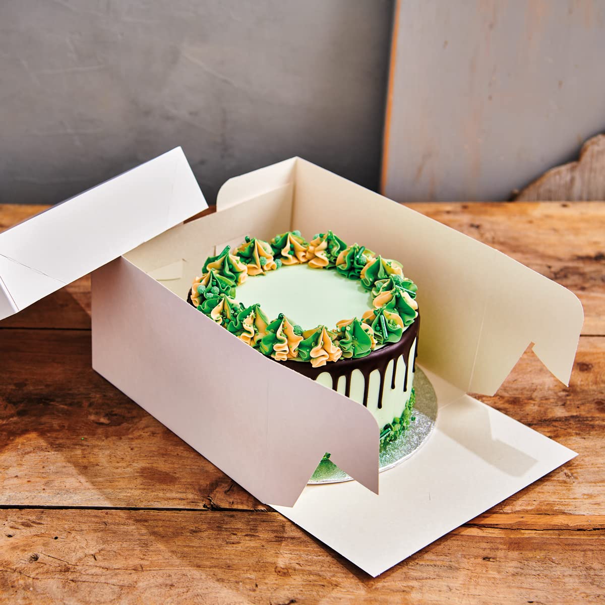 funcakes-kuchenbox-mit-cakeboard-30x30x15-cm-wei image 2