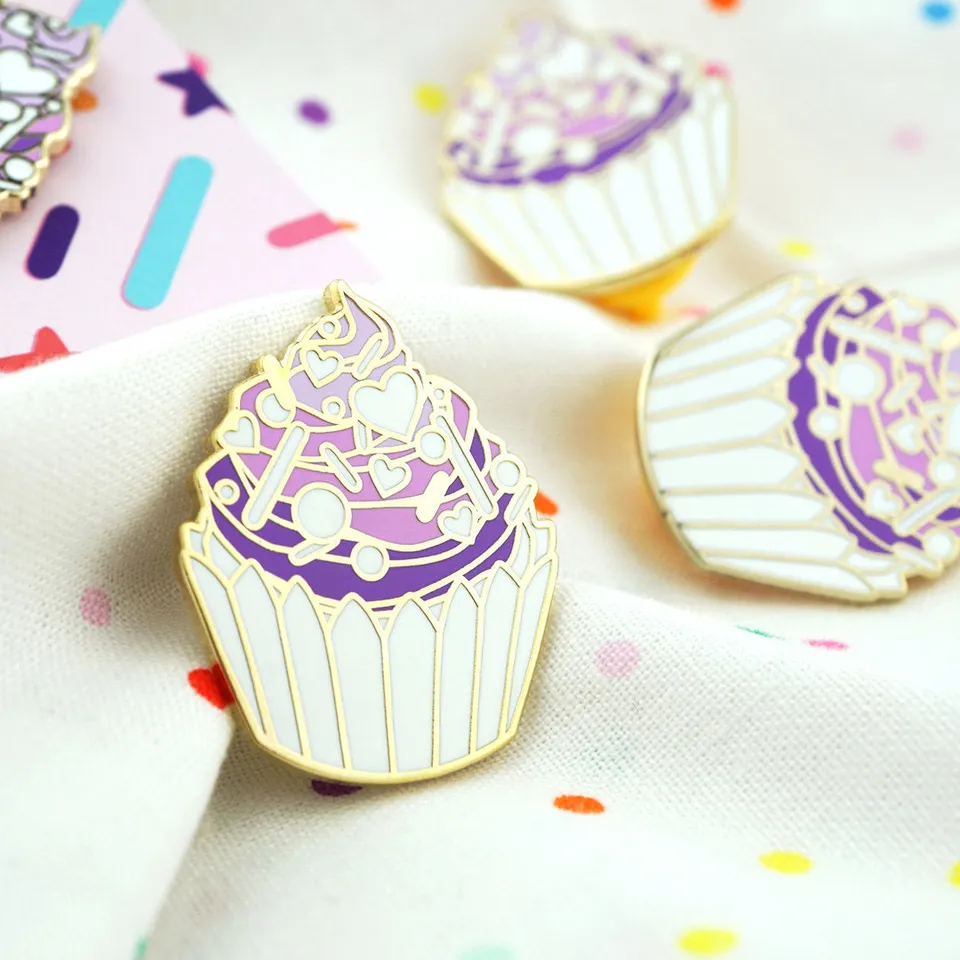 super-streusel-schickeria-cupcake-pin-emaille-anstecker-wei-gold image 1